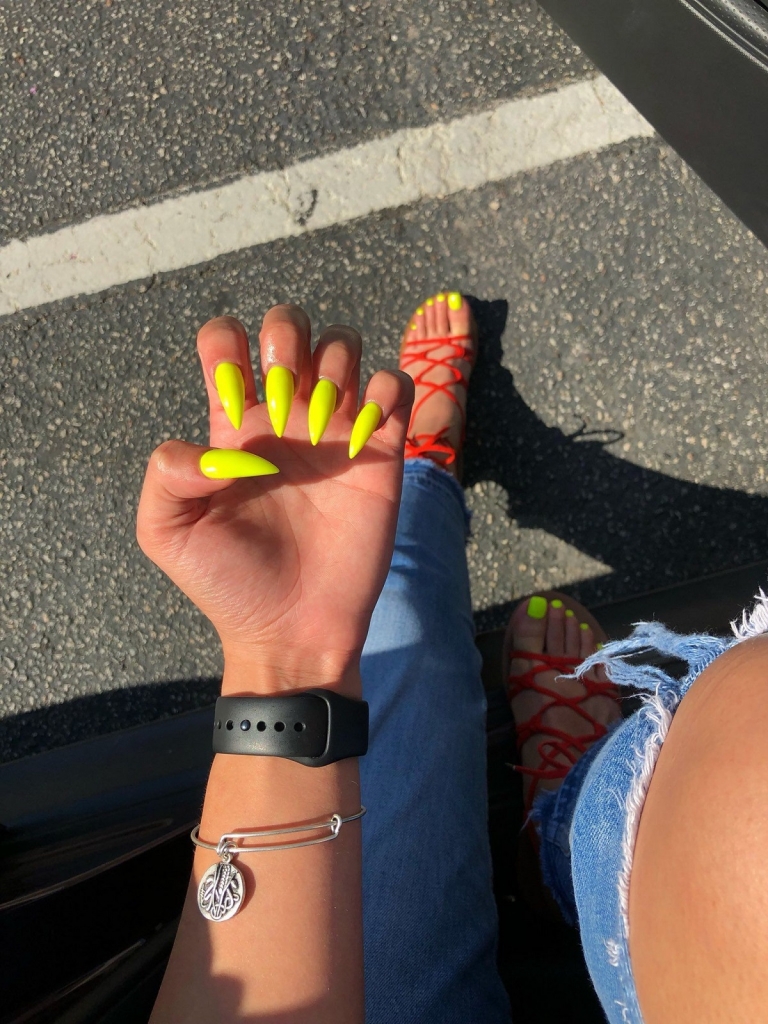 ongles néon stiletto jaune flashy nail art tendance