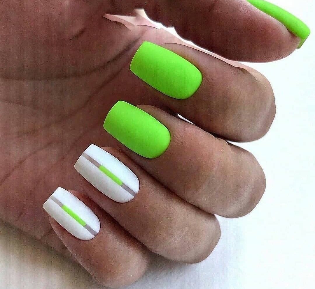 ongles néon vert fluo design minimaliste