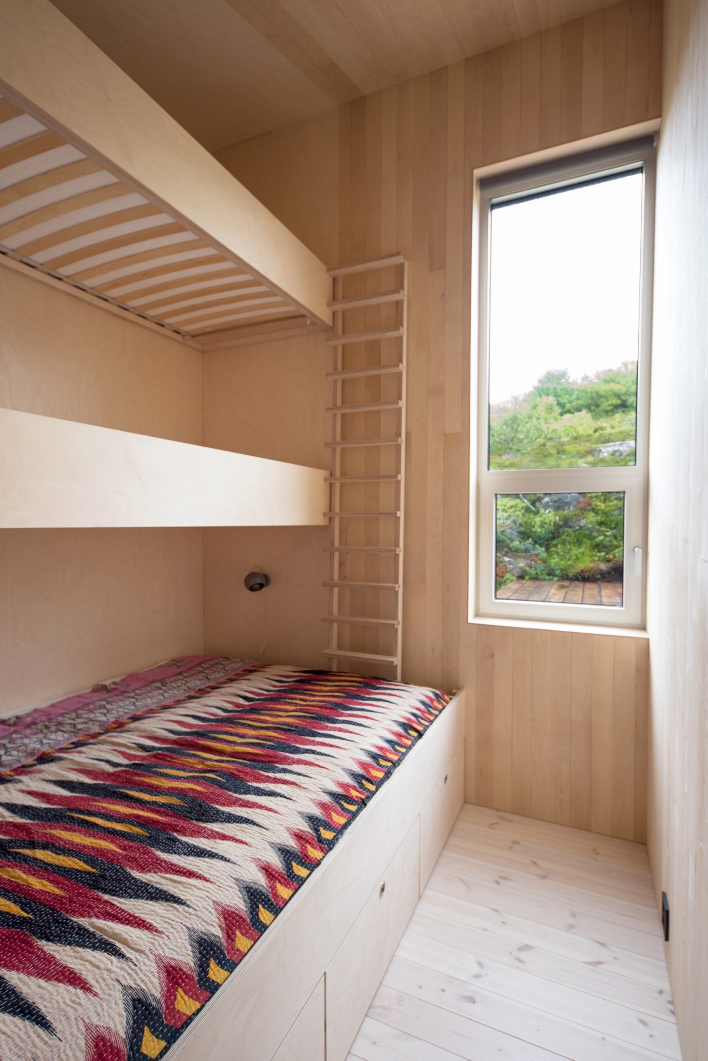 petite chambre lits superposés avec rangements revêtements bois bouleau
