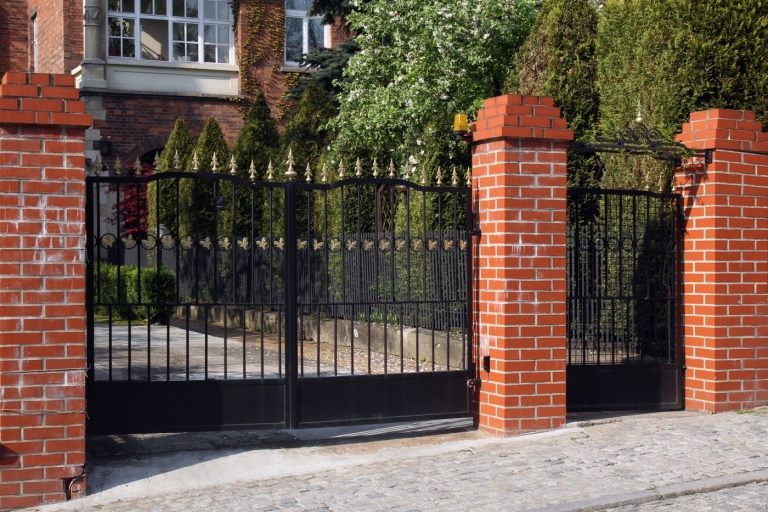 portail d’entrée de maison en fer design classique déco pointes de lys piliers brique rouge
