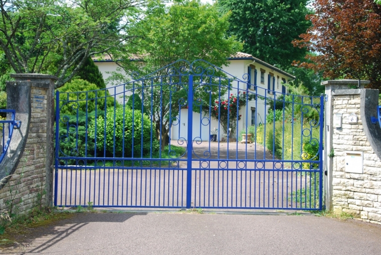 portail d'entrée de maison en fer forgé peinture bleu vif