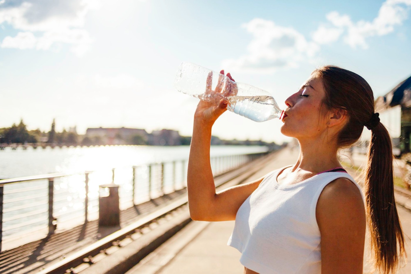 que manger en été boire beaucoup eau pour rester hydraté