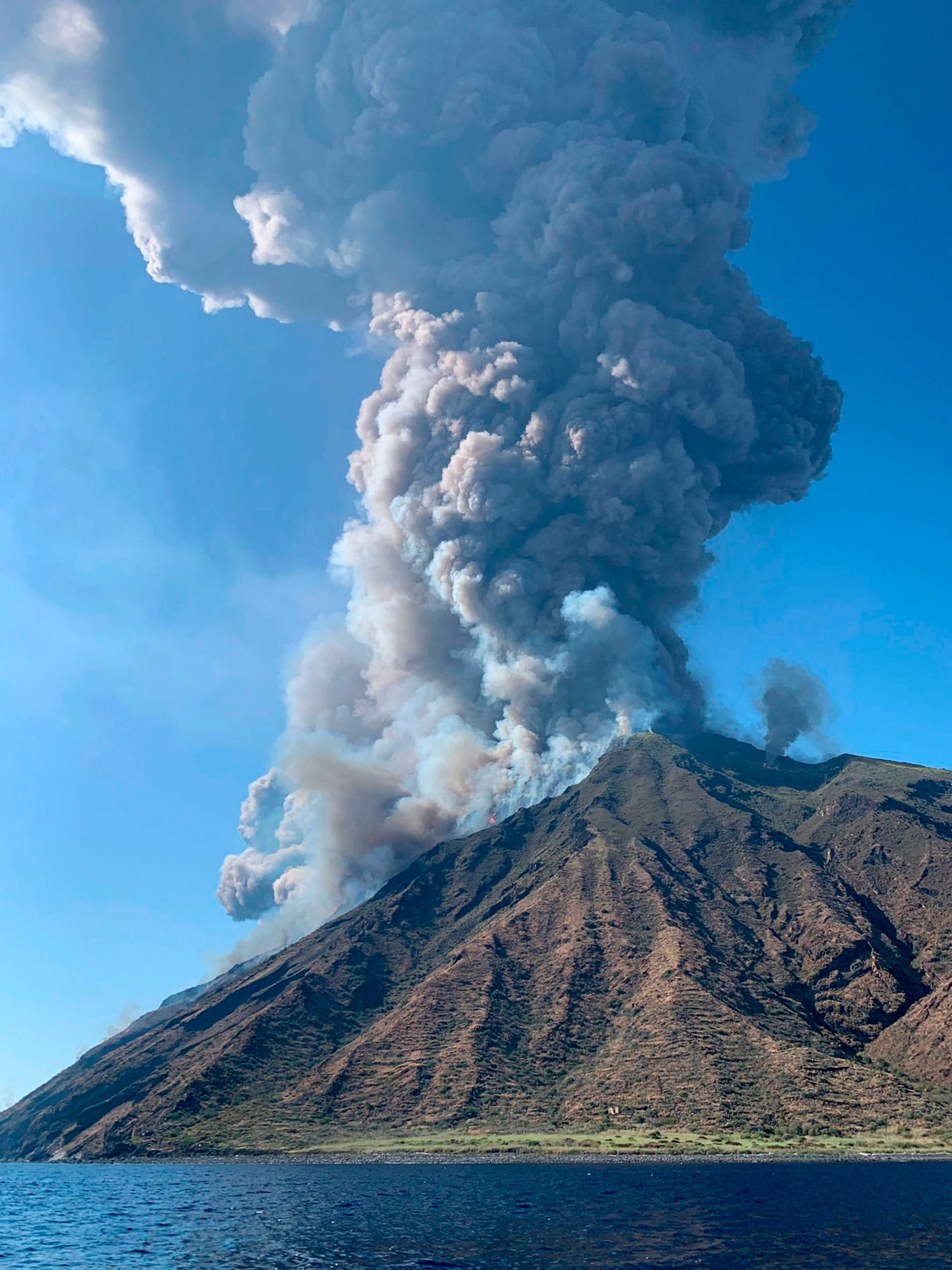 volcan Stromboli éruption spectaculaire