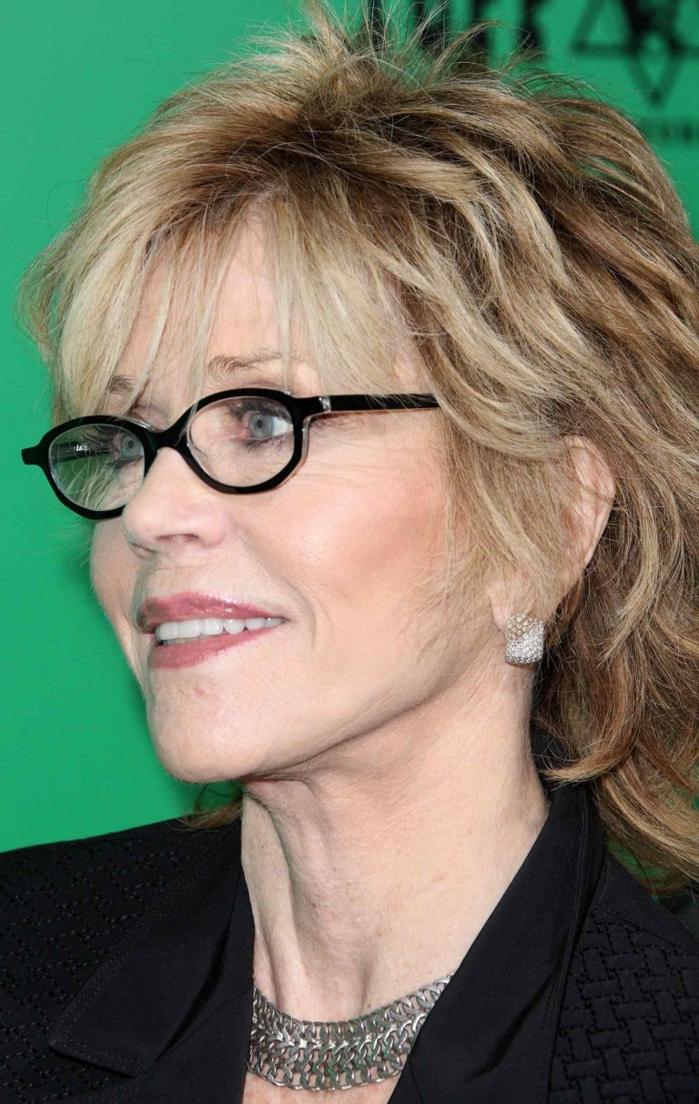 Jane Fonda's short haircuts for women over 50 with soft bangs