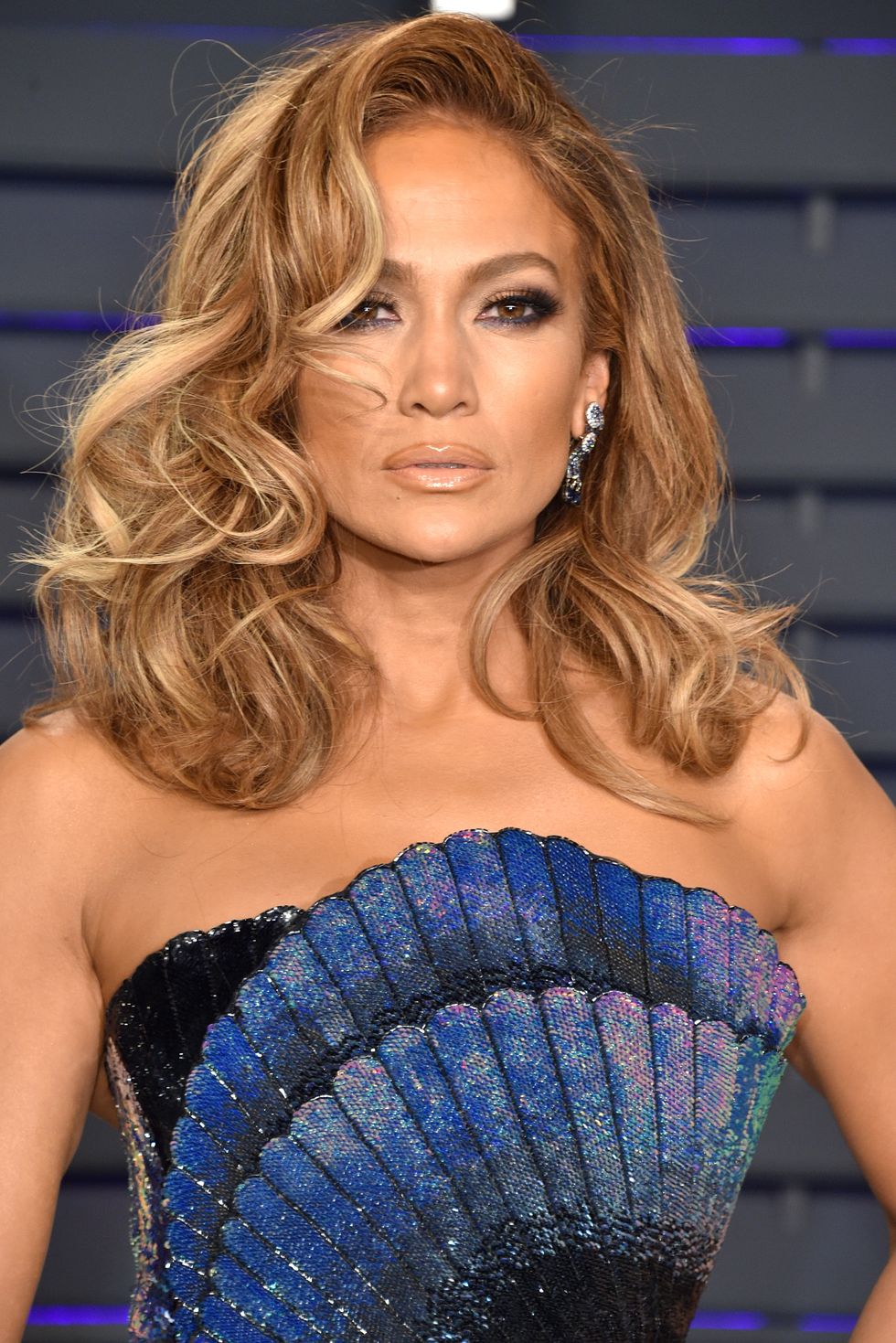 Jennifer Lopez coiffure longue dégradée cheveux ondulés