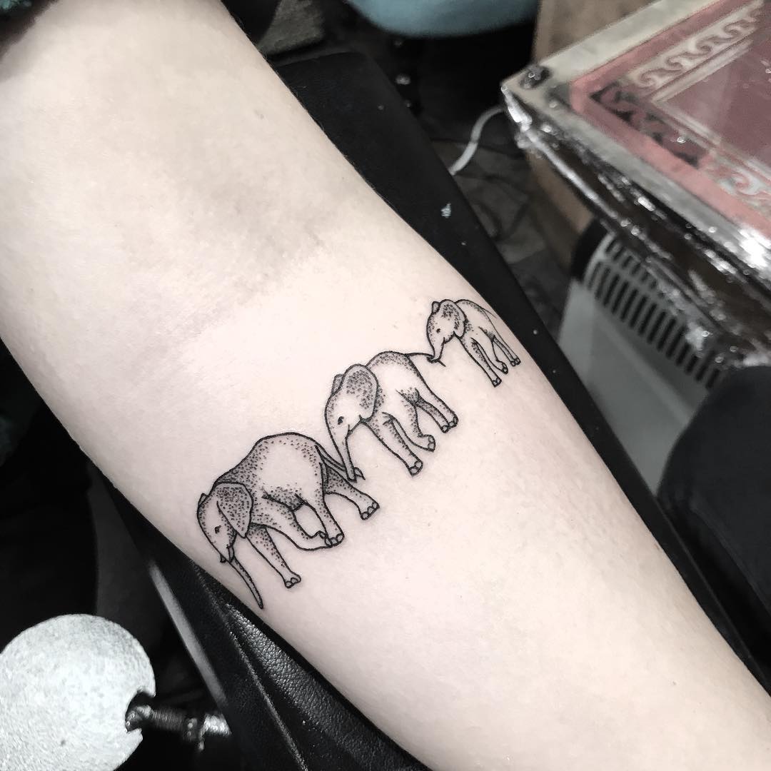 signification tatouage famille éléphant avant bras tattoo design style minimaliste