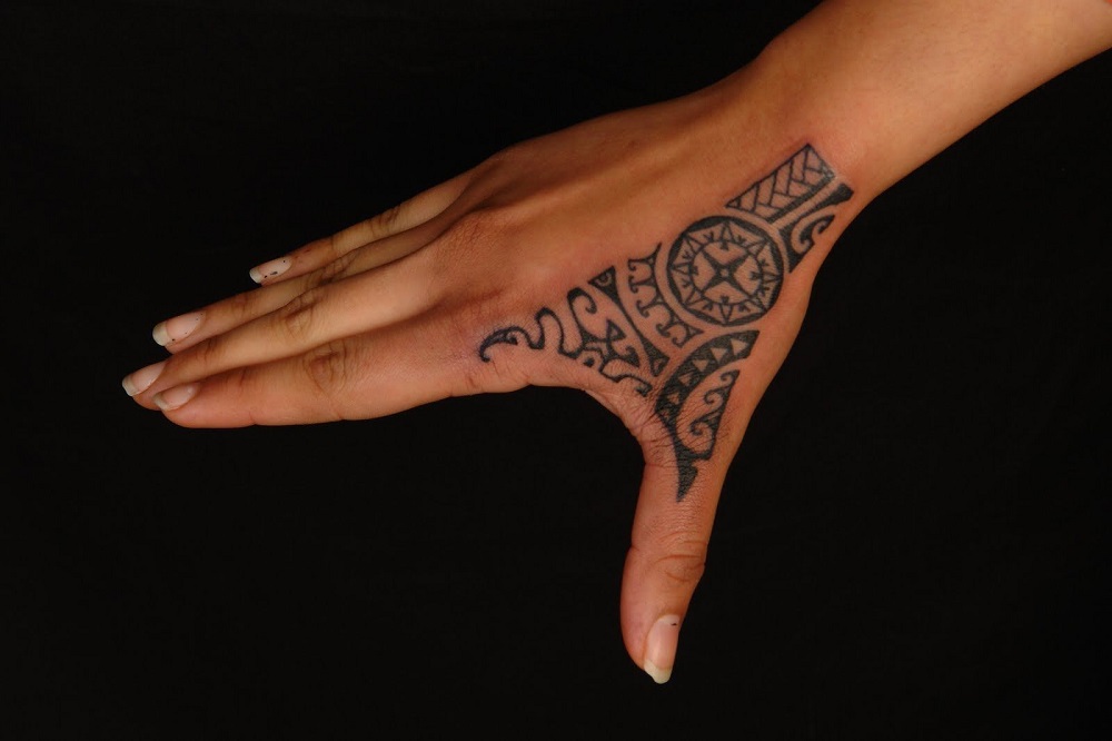 Tatouage polynésien signification famille tattoo original main