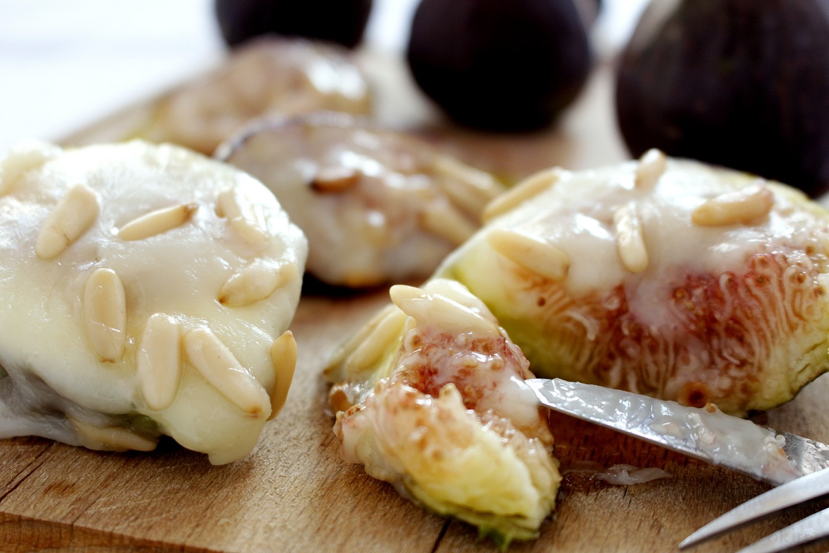amuse-bouche avec figues fraîches fromage boursin pignons de pin