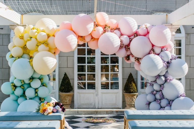 arche de ballons de différentes couleurs pastel tailles variées