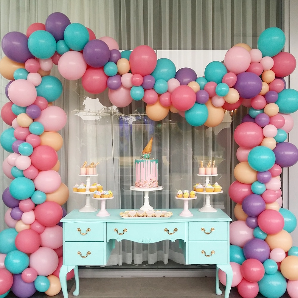 arche de ballons volumineuse différentes couleurs pastel déco anniversaire