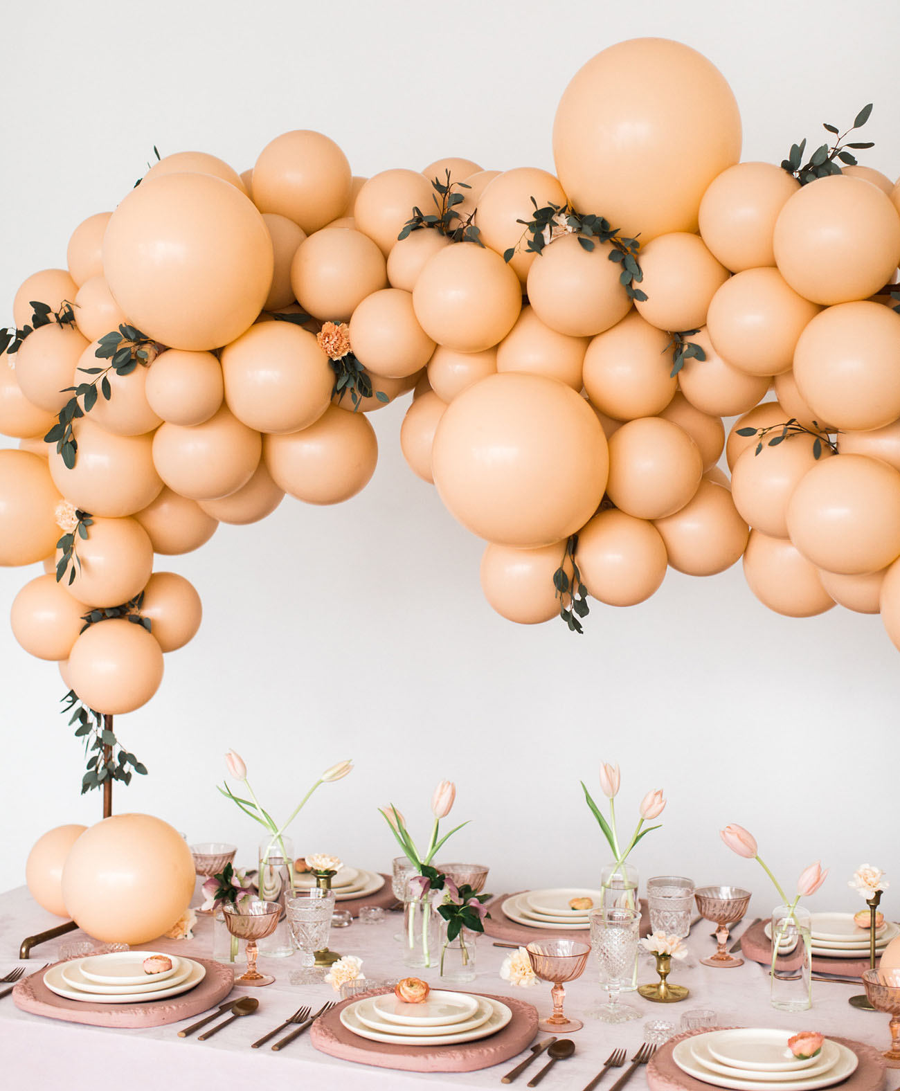 arche et guirlande de ballons couleur nude branches d'eucalyptus éléments rose doré