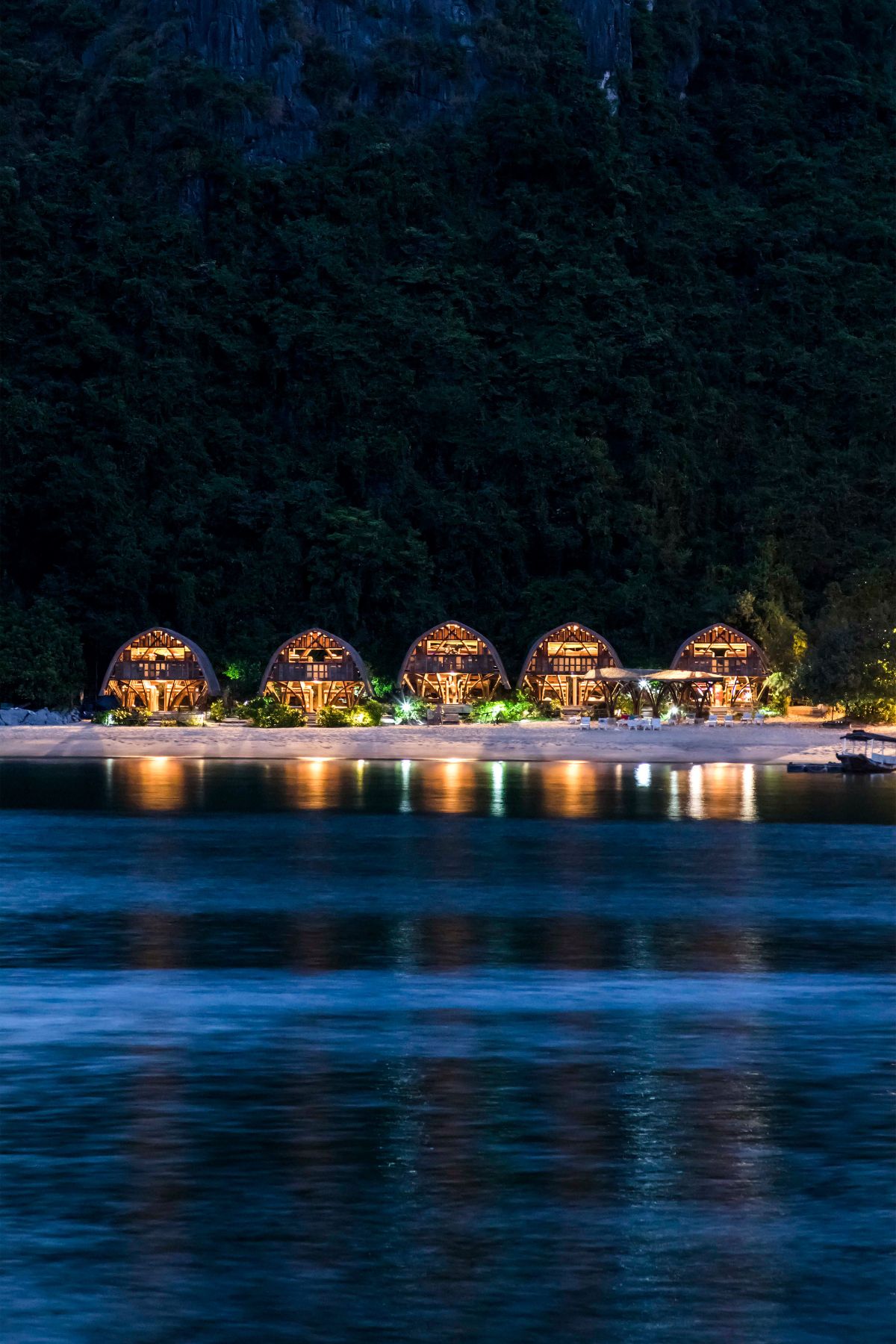 architecture écologique Castway Island Resort ambiance romantique plage privée