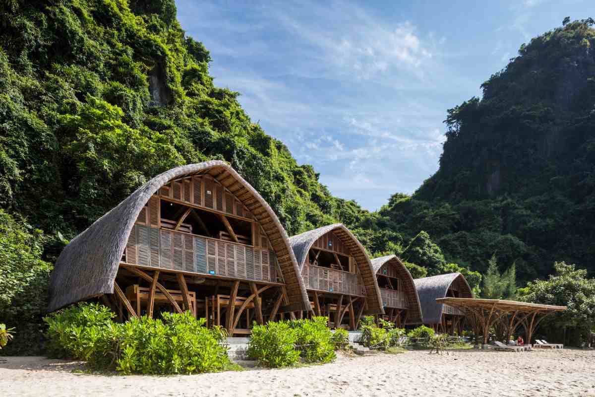 architecture écologique cabanes aux toits de chaume plage privée paysage naturel