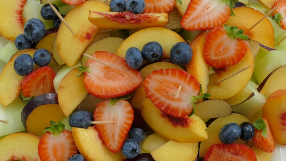brochettes de fruits apéro enfants recette saine fraises pêches melon myrtilles