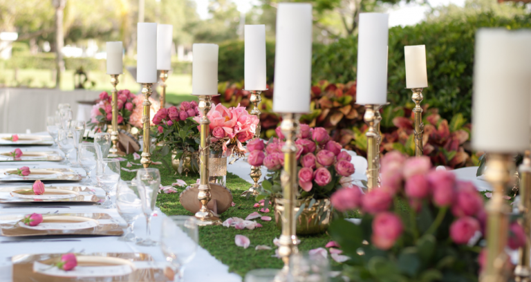 chemin de table en mousse végétale déco table mariage roses bougies