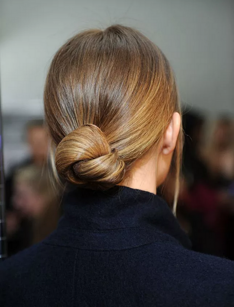 chignon bas noeud pour idée coiffure pour cheveux fins