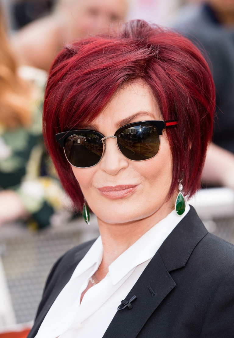 couleur cheveux court femme 50 ans nuance rouge audacieuse coupe courte