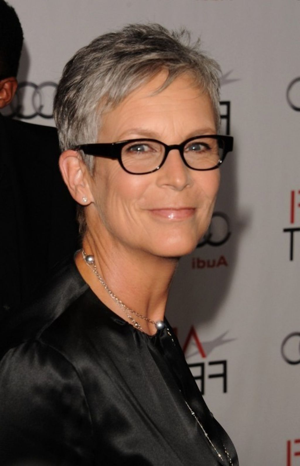 coupe cheveux courts gris femme 50 ans coloration tendance coiffure avec lunettes