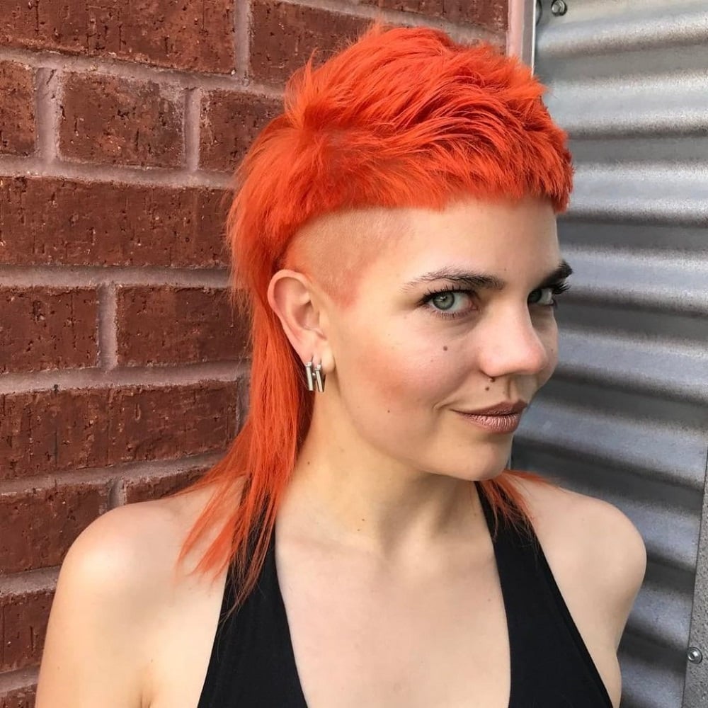 coupe cheveux femme rasé sur le coté coloration orange faux half hawk