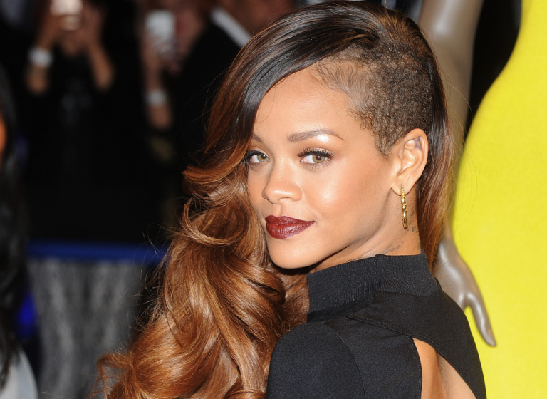 coupe cheveux longs rasé coté femme Rihanna