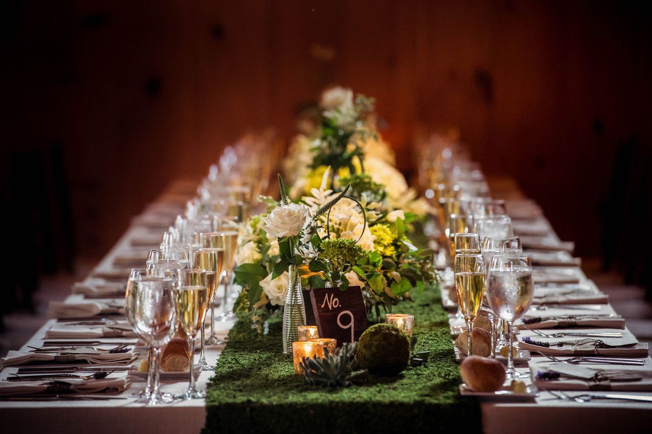 deco table mariage elegante roses blanches bougies chemin de table mousse vegetale