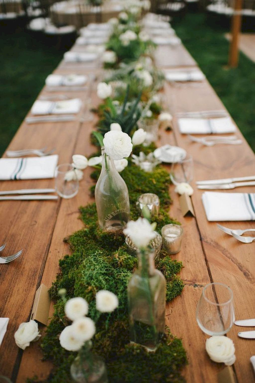 déco table mariage champêtre chic chemin de table en mousse végétale renoncules blanches