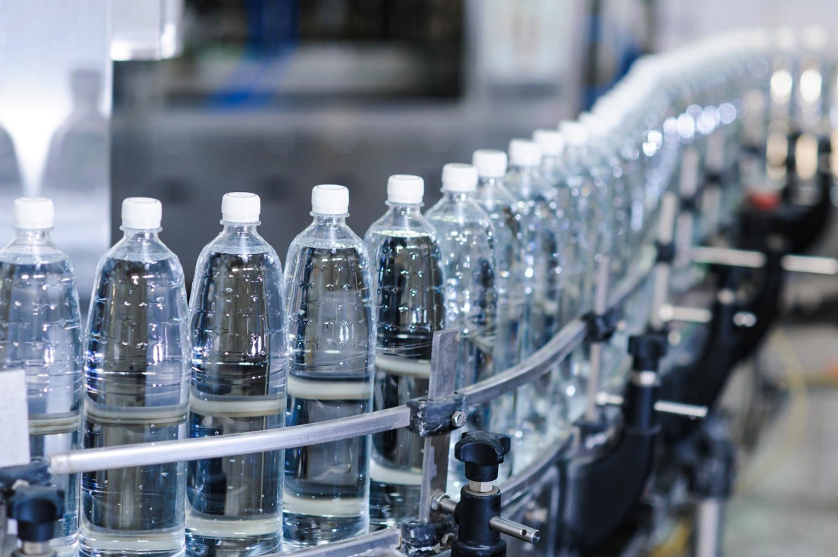 eau en bouteille dangers microplastiques santé humaine