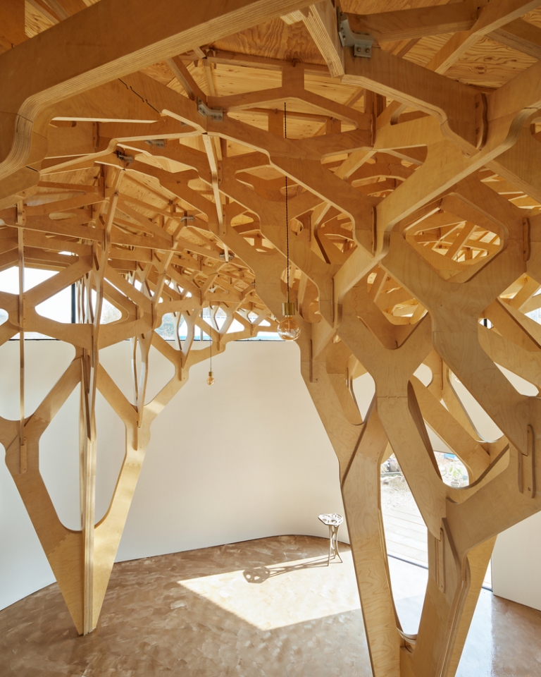 faux plafond suspendu bois massif arbres design intérieur sur mesure