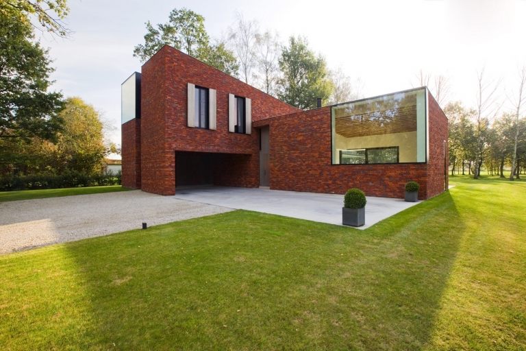 façade en brique rouge maison d'architecte House VV mur de verre