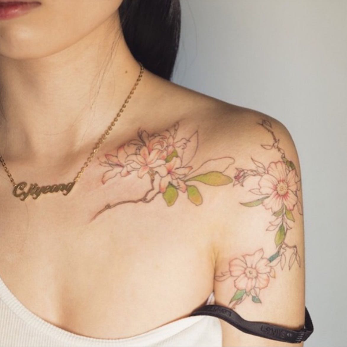 grand tatouage femme clavicule fleurs