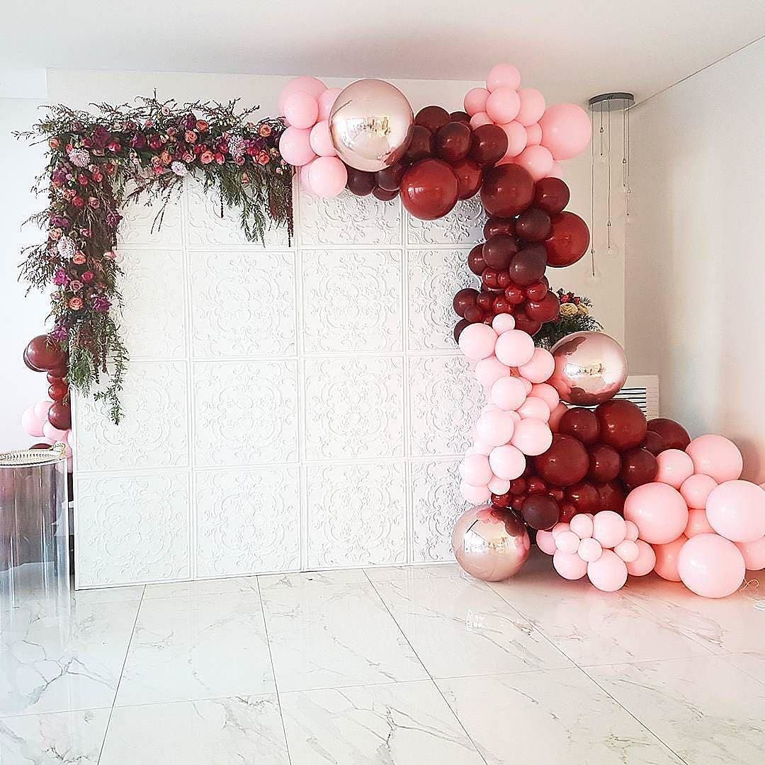 guirlande de ballons et de fleurs différentes tailles rose rouge
