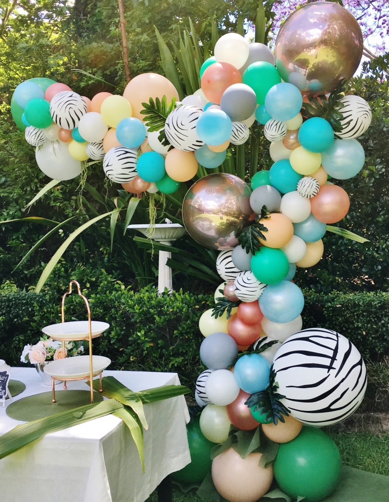 guirlande de ballons garden party couleurs et motifs différents