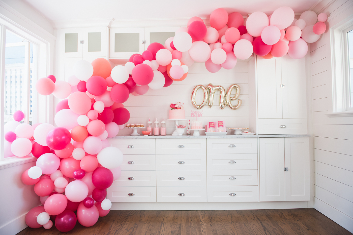 guirlande de ballons roses premier anniversaire enfant