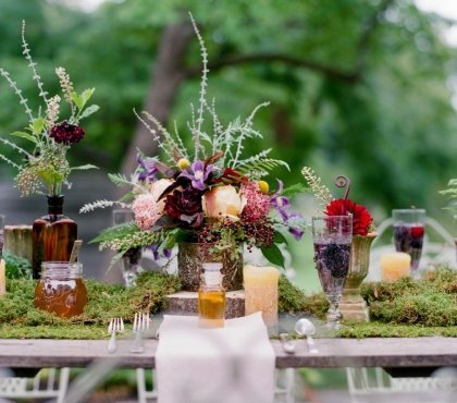 idée décoration de table compositions de fleurs fraiches chemin de table en mousse végétale