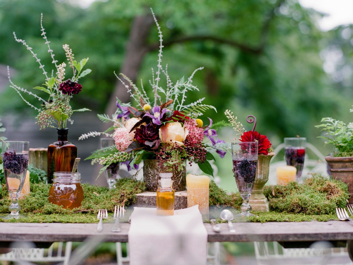 idée décoration de table compositions de fleurs fraiches chemin de table en mousse végétale