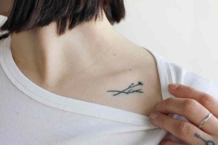 Tatouage clavicule femme - idées discrètes à copier