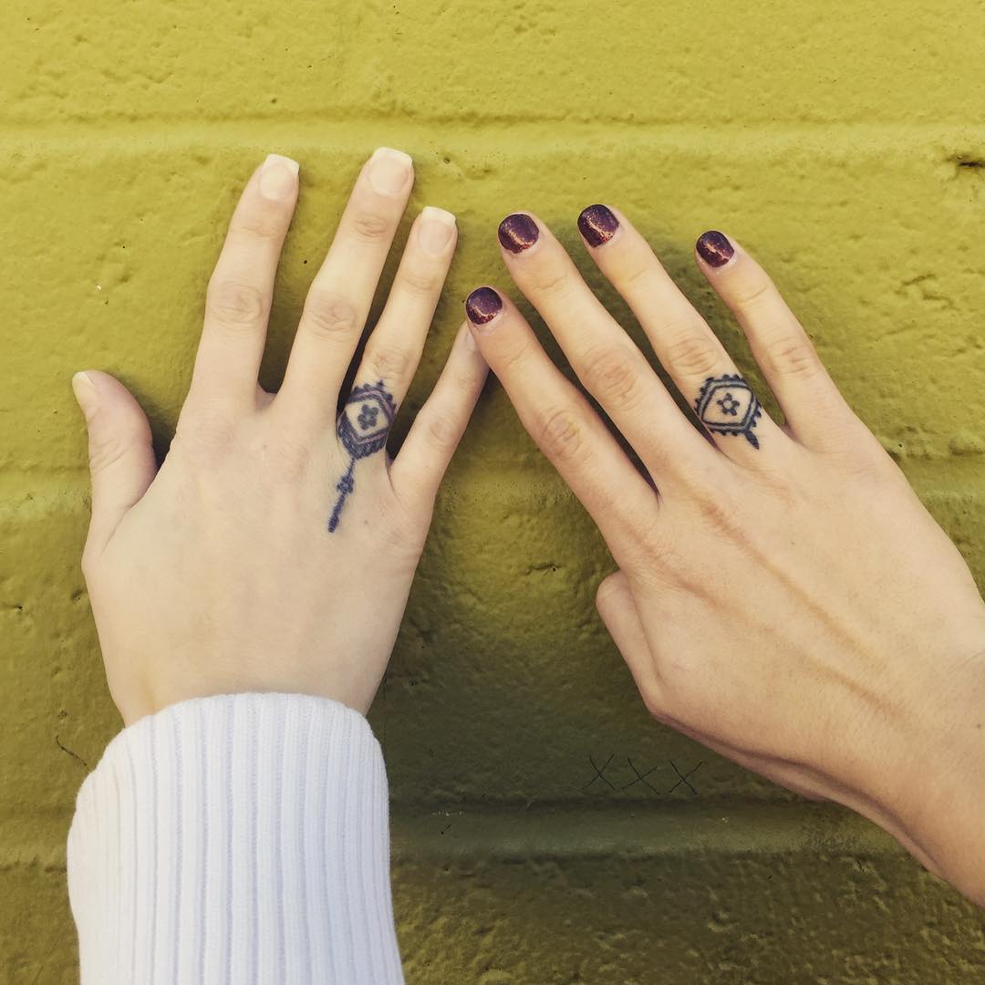 idées tattoos sœurs meilleures copines tatouage doigt