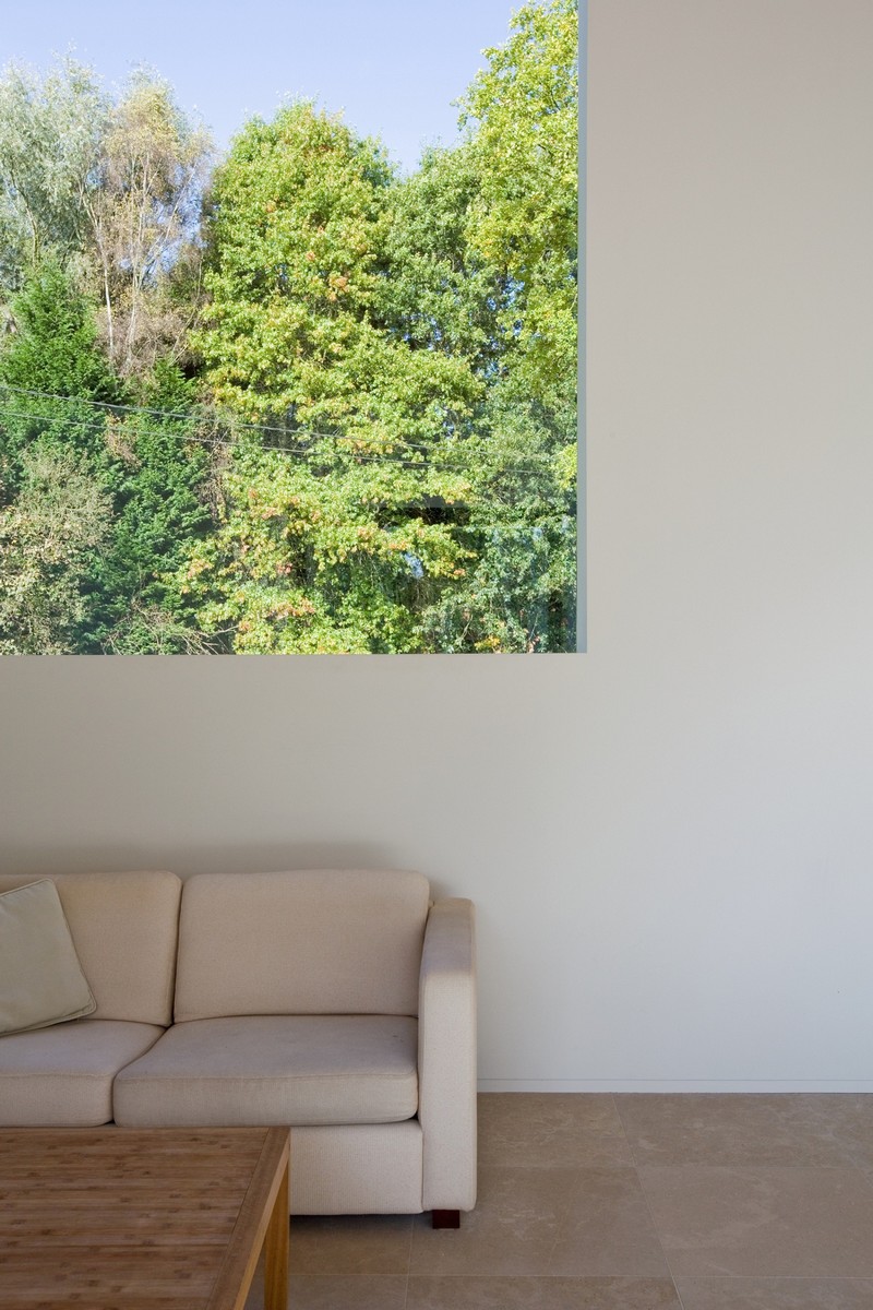 intérieur minimaliste meubles simples table bois clair grande fenêtre vue sur la nature