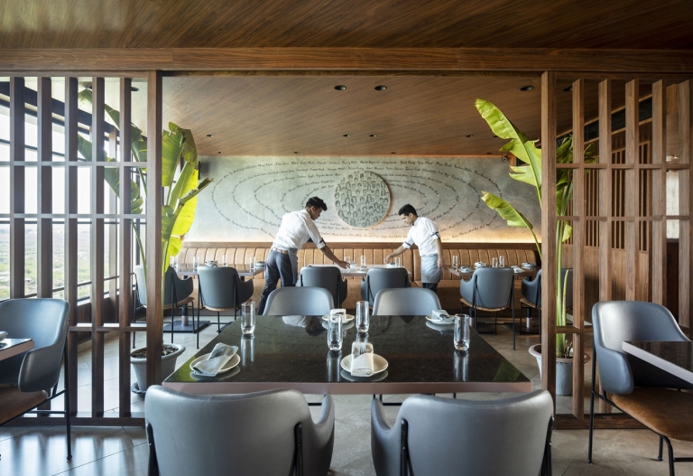 intérieur restaurant moderne meubles designs revêtement bois teck séparateur pièce