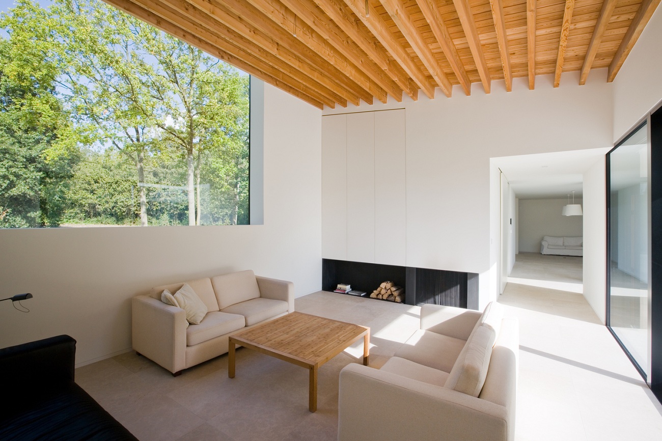 intérieur style minimaliste grandes fenêtres meubles design plafond bois poutres apparentes