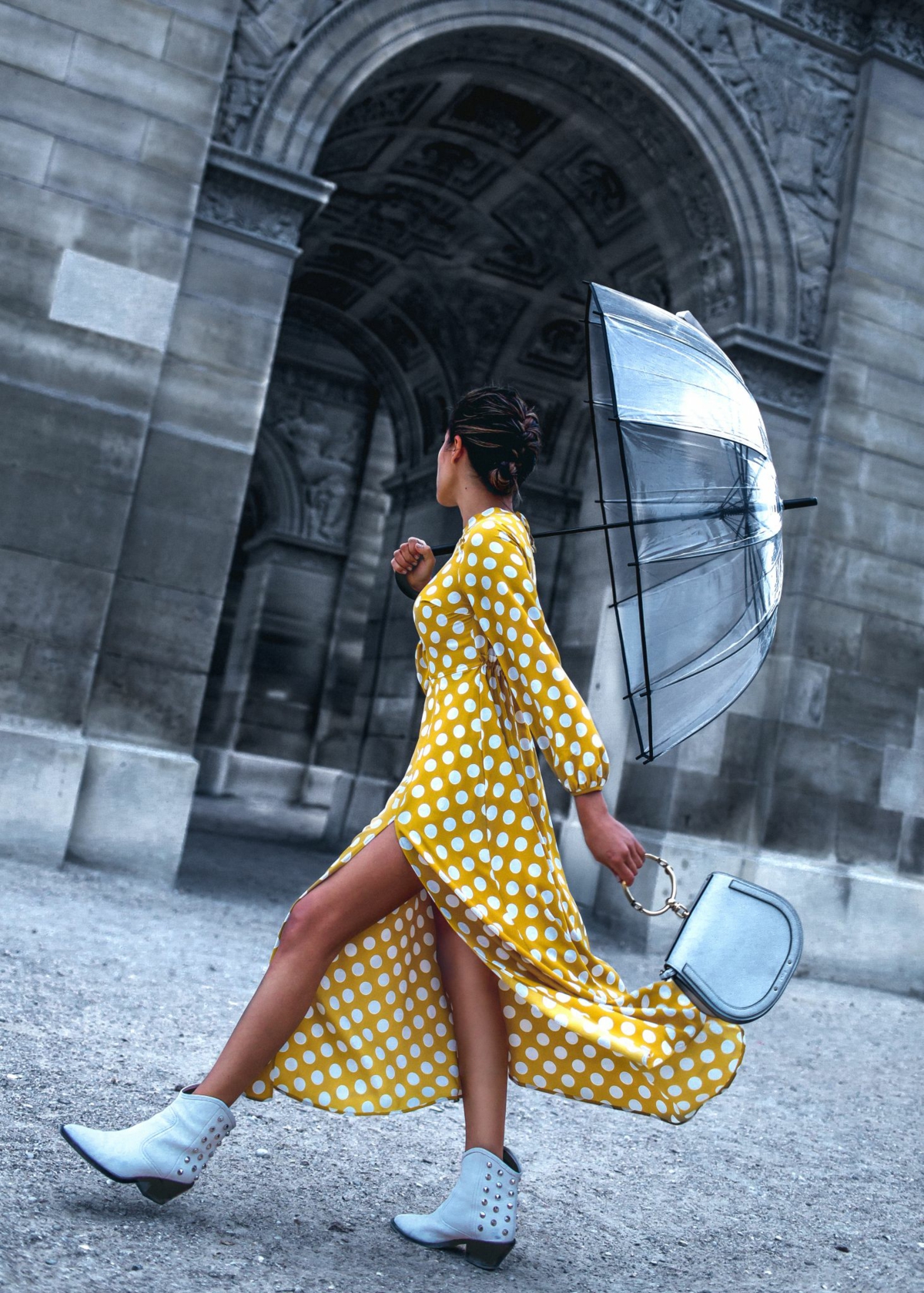 longue robe jaune polka dots bottes outfit de pluie moderne