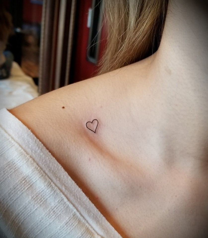micro tatouage femme sur la clavicule