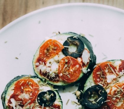 mini pizzas à la courgette végétariennes tomates cerises olives fromage feta