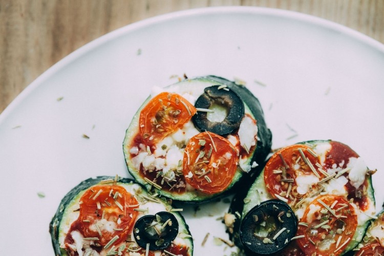 mini pizzas à la courgette végétariennes tomates cerises olives fromage feta