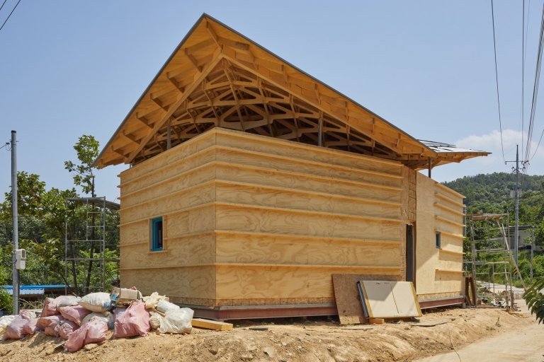 plafond bois suspendu toit hexagonal maison architecte