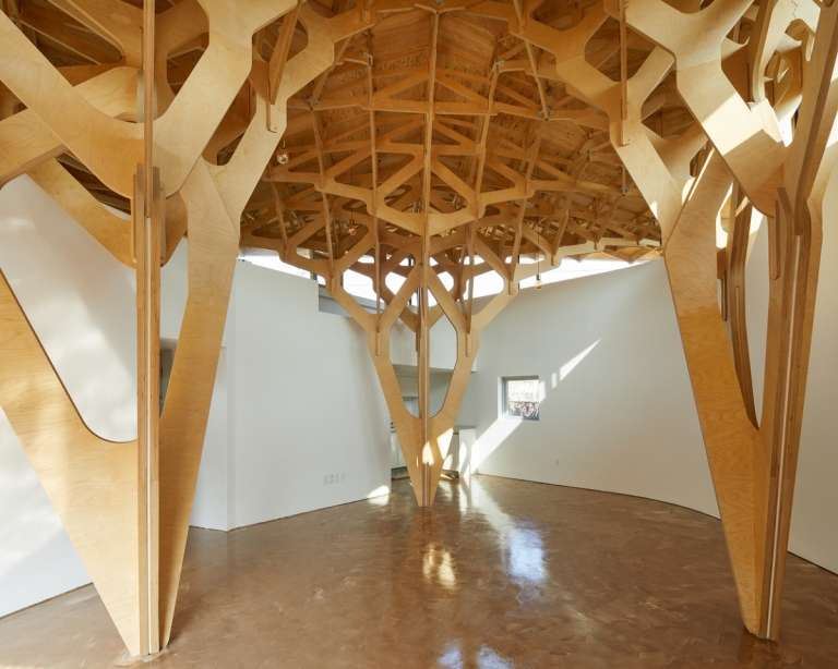 plafond suspendu en bois design inspiré par architecture chinoise traditionnelle