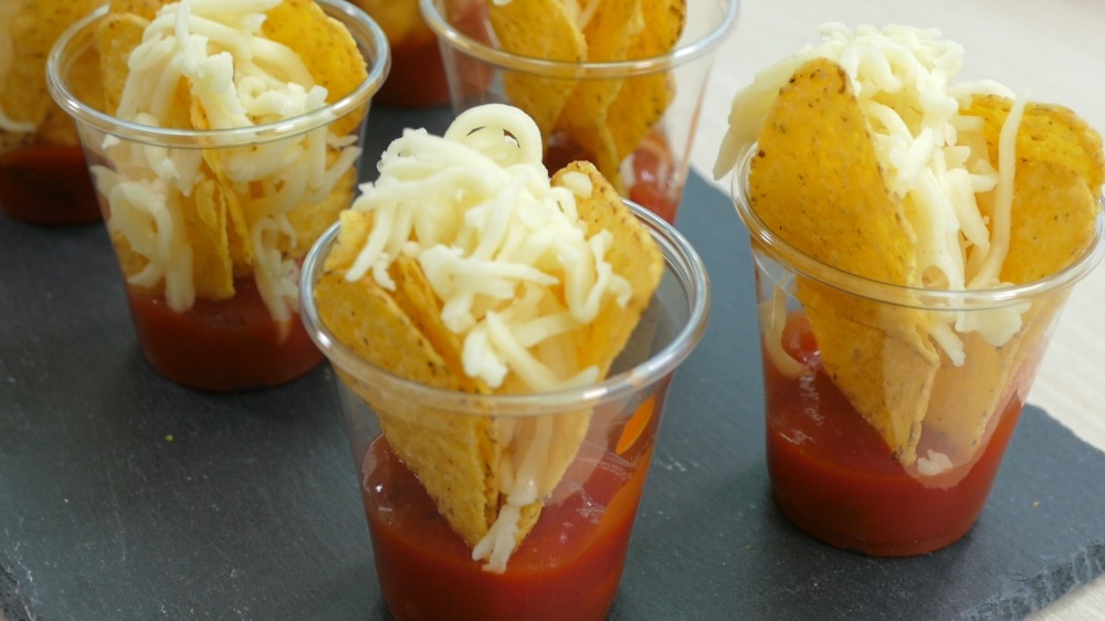 recette amuse-bouche facile fête d'enfant tortilla chips sauce salsa fromage râpé