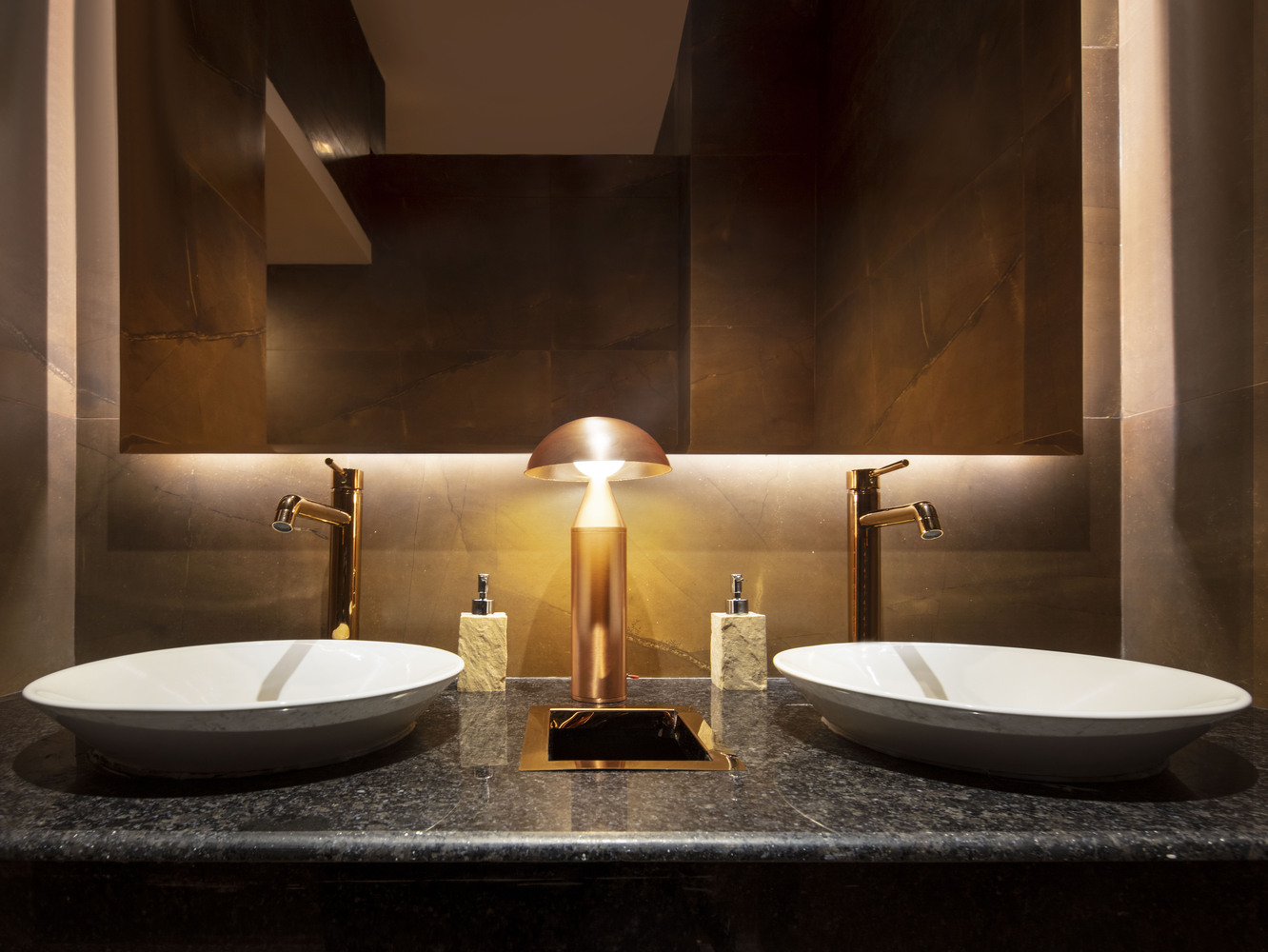 salle de bain contemporaine éclairage moderne accents rose doré