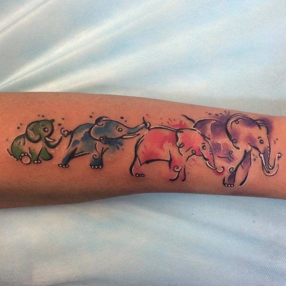 signification tatouage famille éléphant tattoo coloré troupeaux éléphants