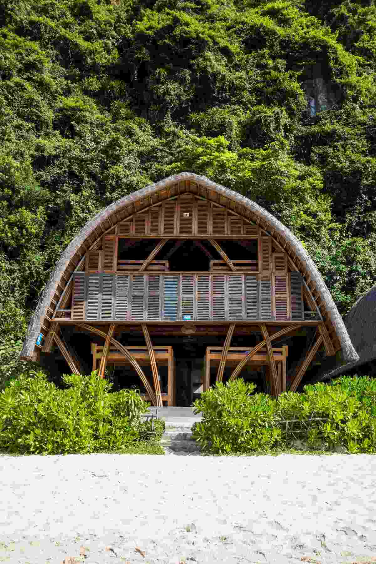 structure en bambou architecture écologique cabane cosy toit de chaume